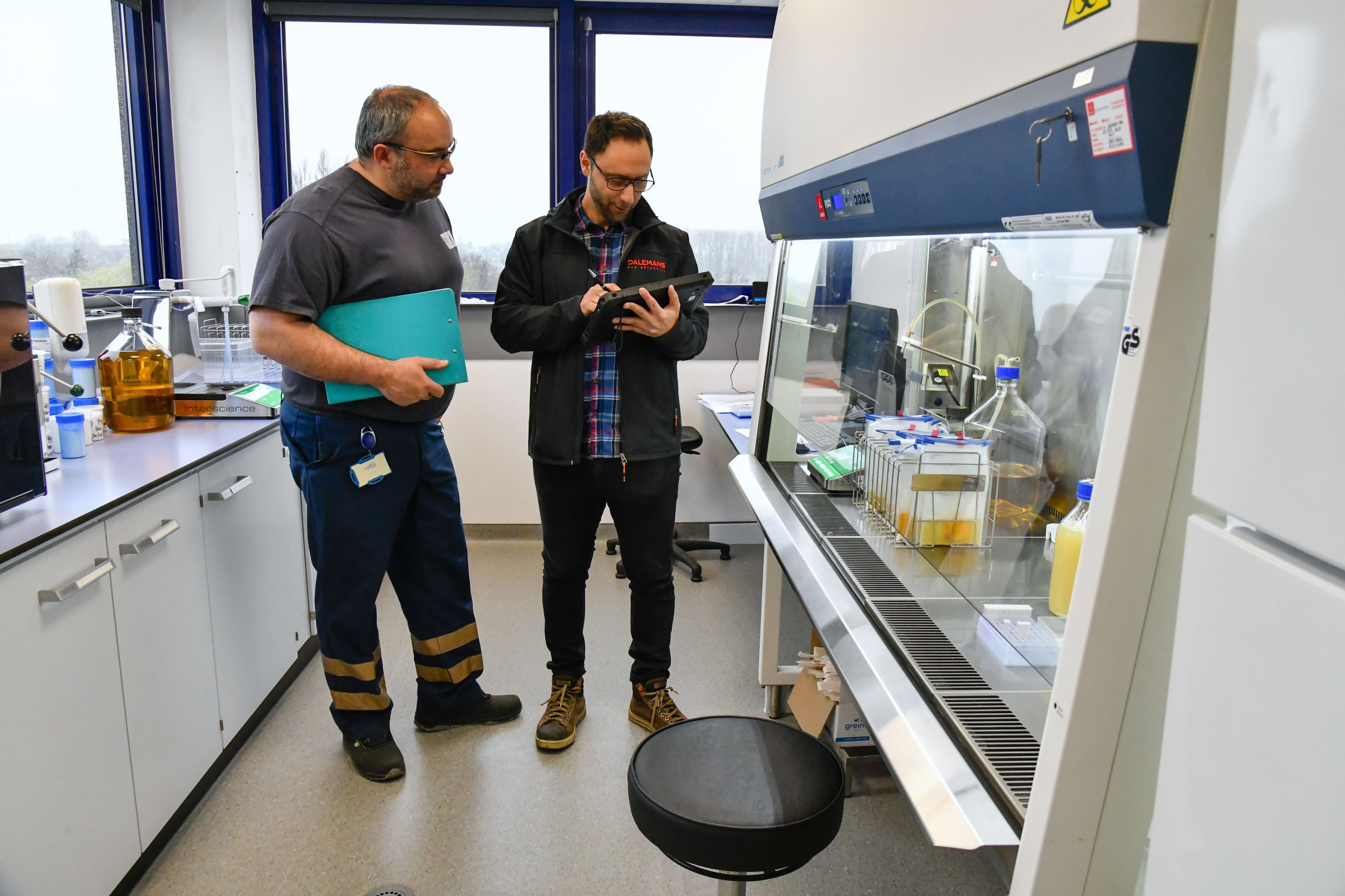 Dalemans-experts analyseren gasdetectiegegevens in een laboratorium
