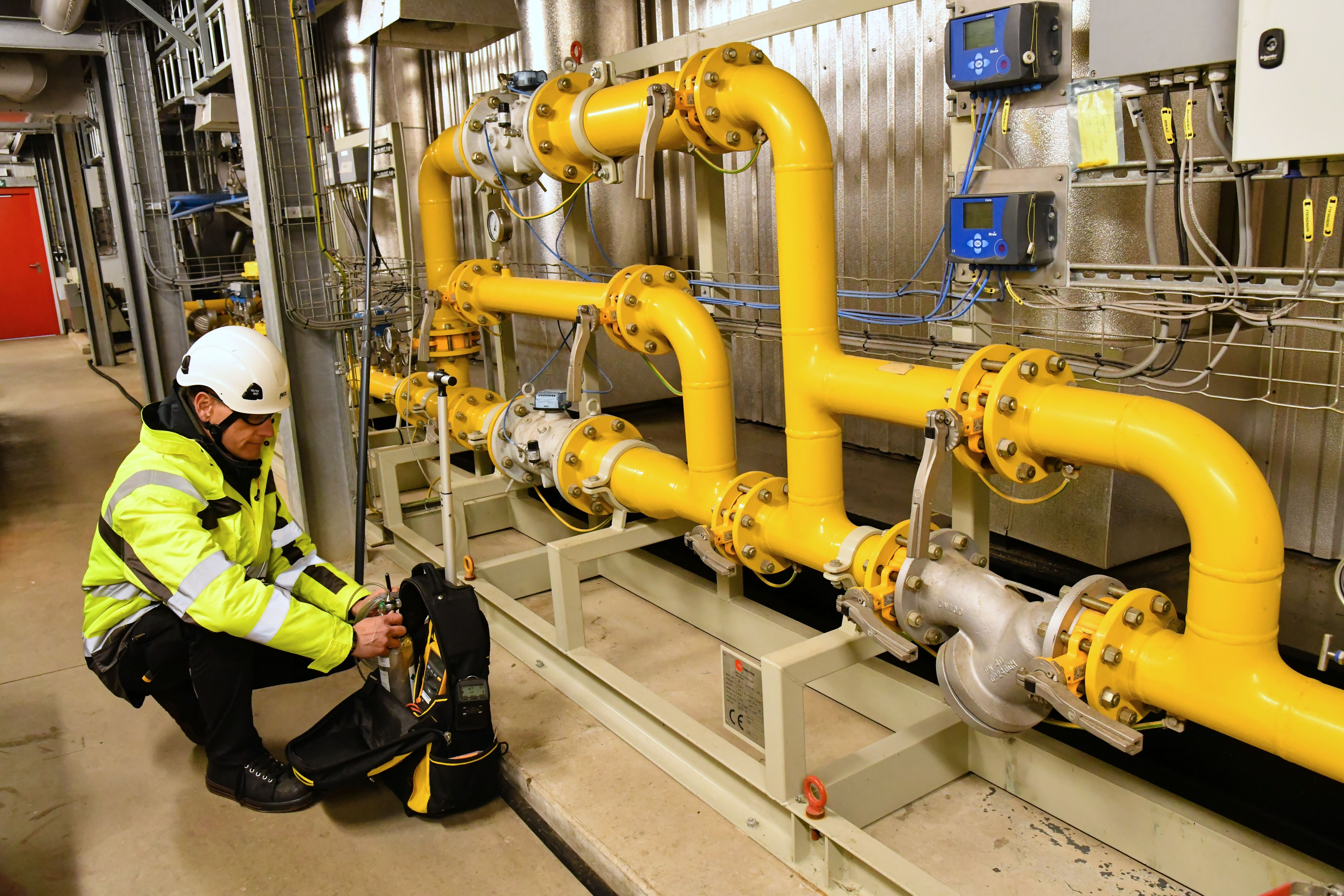 Draagtasje met een Dalemans gasdetector op een industriële site
