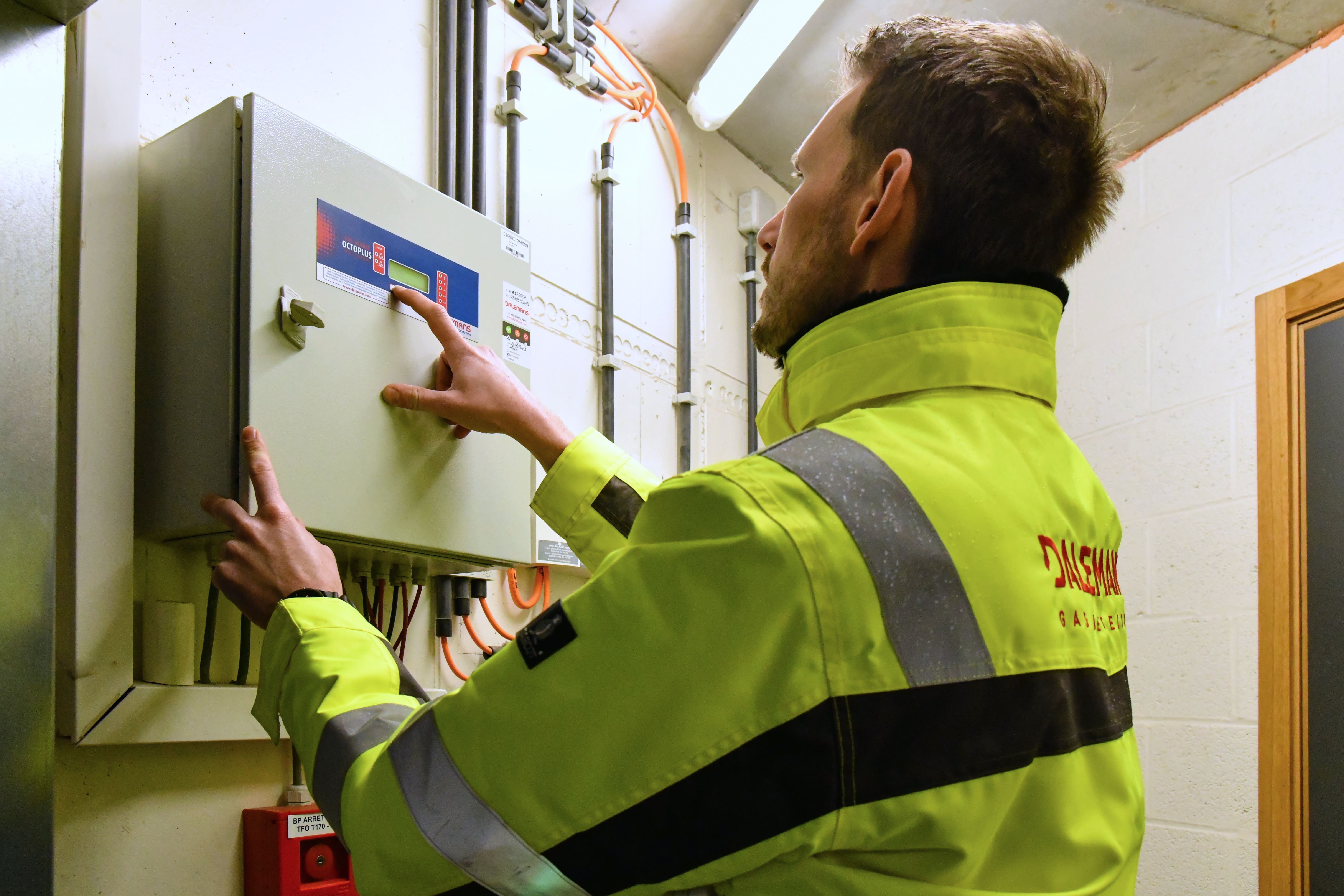 Dalemans-technicus raadpleegt een gasbeheerscentrum op locatie