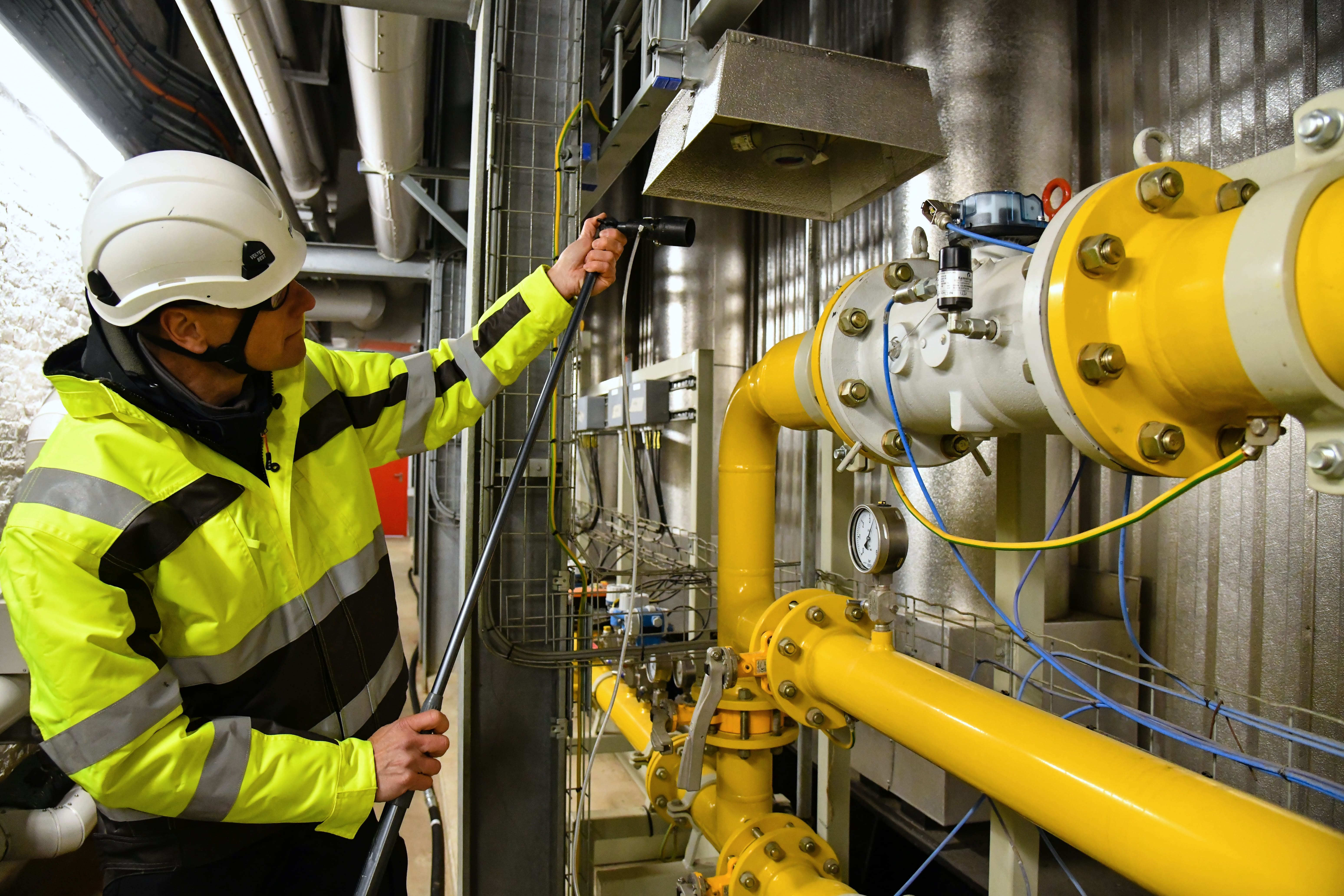 Controle van een gasdetectiebuis door een Dalemans-operator in de industrie