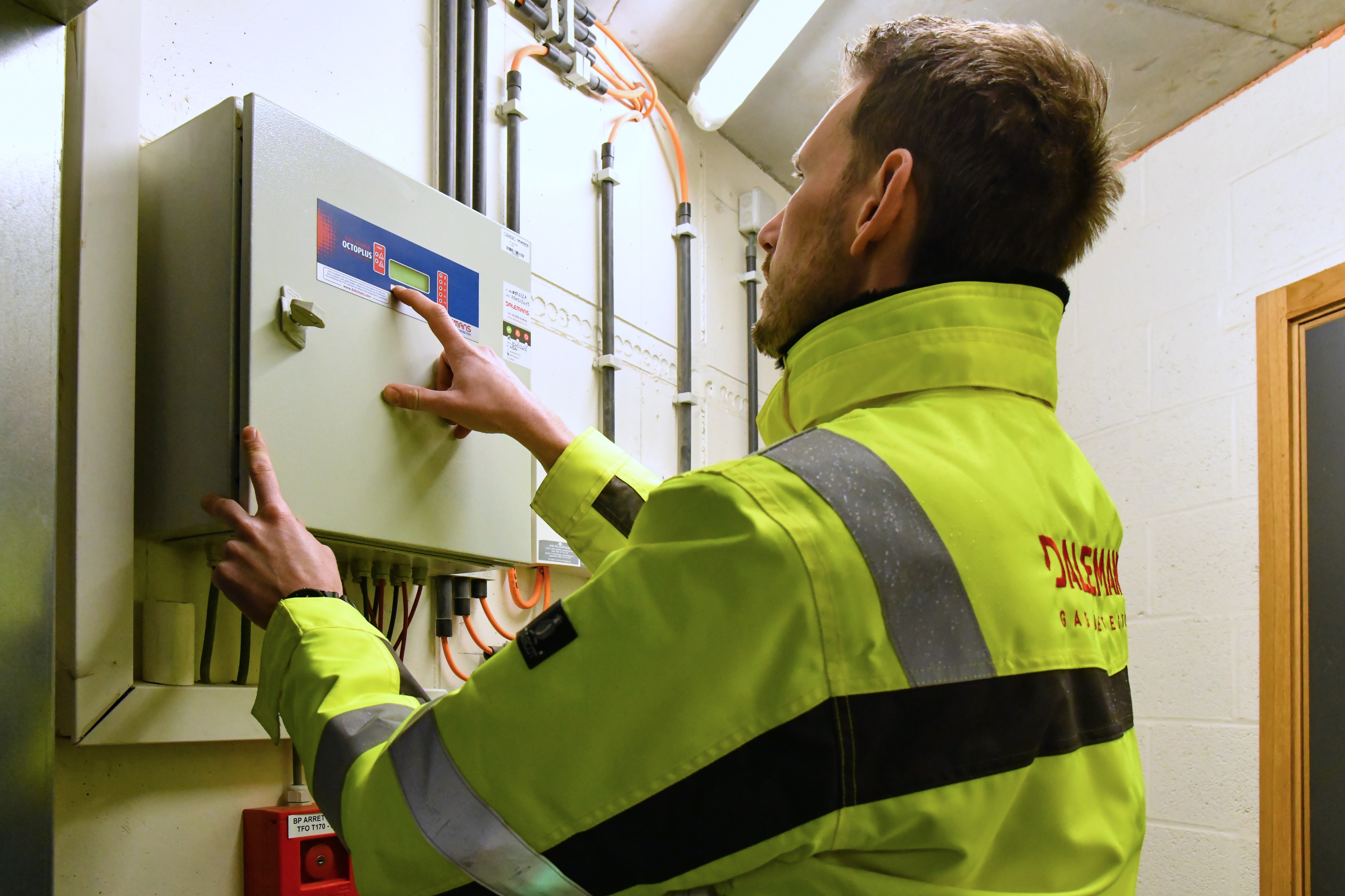 Dalemans-technicus raadpleegt een gasbeheerscentrum op locatie