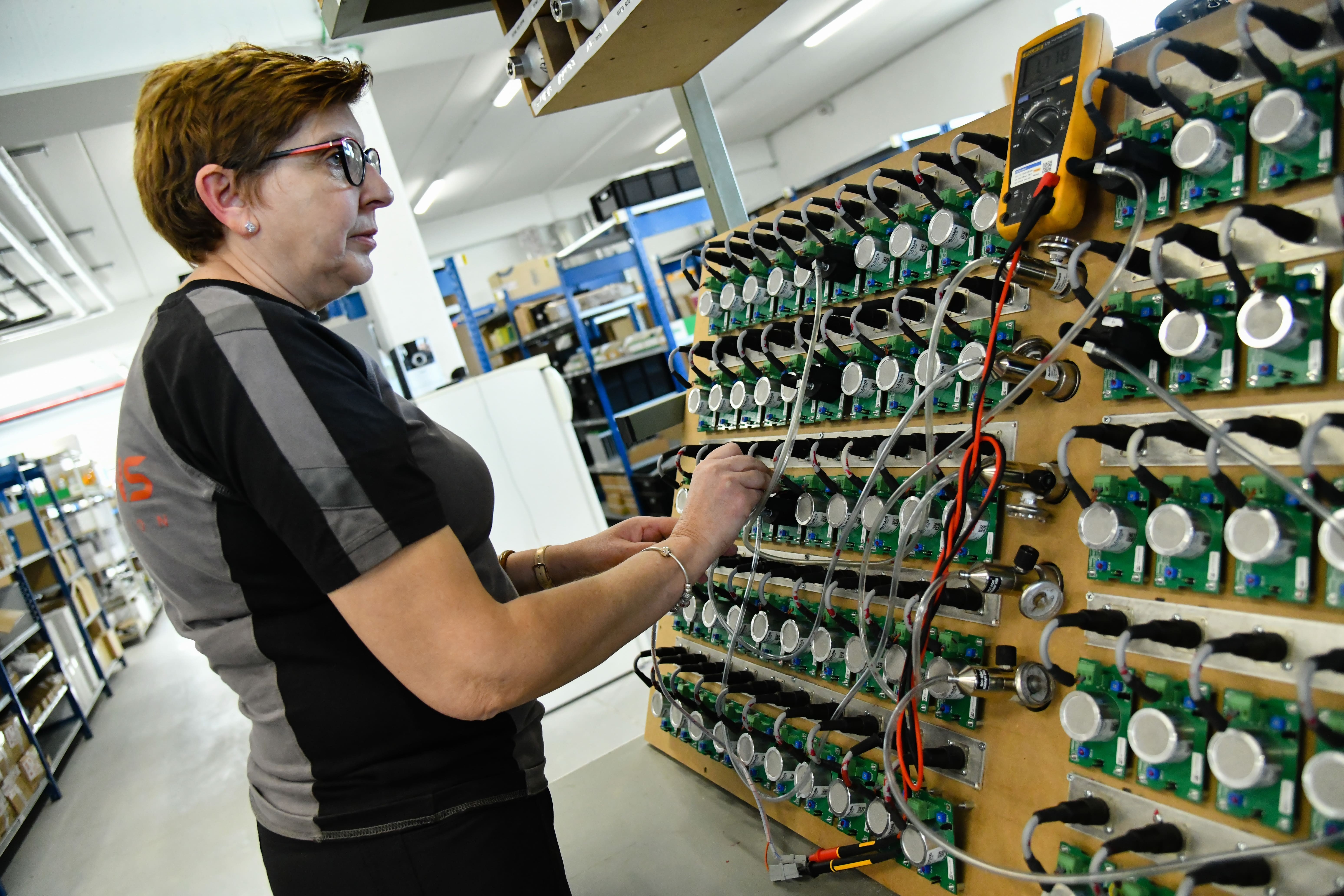 Dalemans-Technikerin, die Kalibrierungstests an einem Gasdetektor durchführt